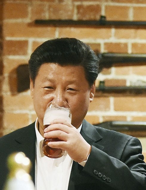 Xi JInping se toma  una pinta de cerveza  en Londres durante  una visita oficial.  :: andy rain/afp