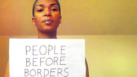 «La gente antes que las frontera», reza el cartel que sostiene Tess Asplund.