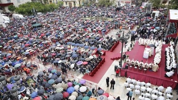 Aspecto de la plaza de la Virgen durante la Missa d'Infants. 