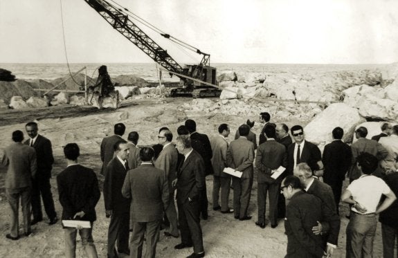 Autoridades y periodistas visitan las obras del nuevo cauce, al lado ya del mar, en 1969. :: penalba