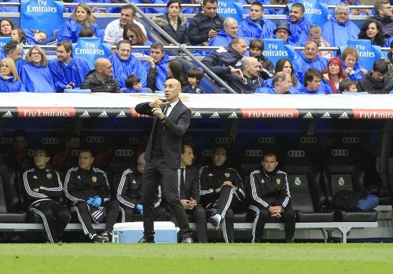 Ayestarán, dando instrucciones durante el Real Madrid-Valencia. :: EFE/Víctor Lerena