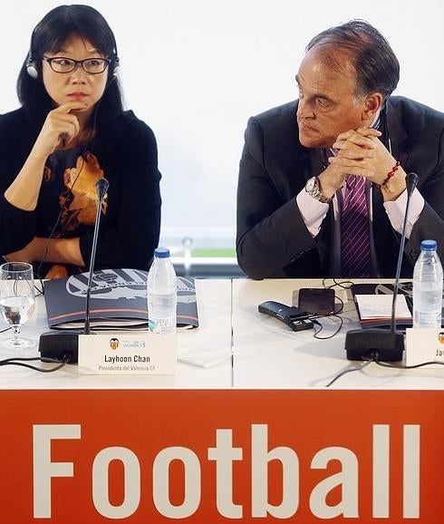 Layhoon y Javier Tebas, en Mestalla hoy.