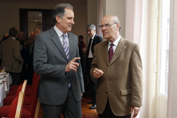 Federico Martínez-Roda (i) y Ramón Ferrer, durante el encuentro. :: irene marsilla