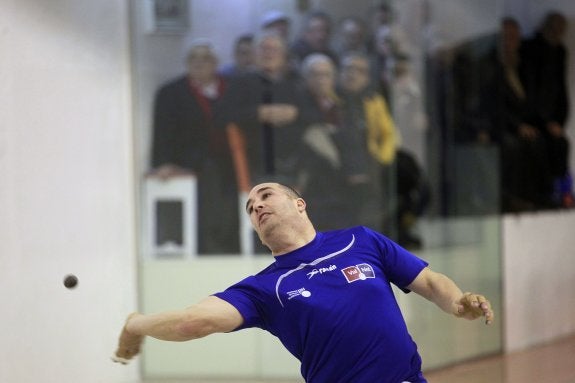 Félix juega de volea durante  en una partida en Pelayo.  :: txema rodríguez