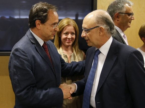 El conseller Vicent Soler, con el ministro Cristóbal Montoro ante la mirada de la secretaria autonómica Clara Ferrando. :: EFE/Paco Campos