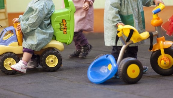 Niños jugando en el patio de una escuela infantil :: sonia tercero