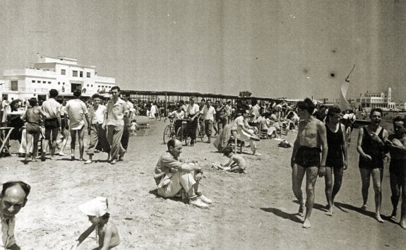 Aspecto de la playa de Nazaret en la década de 1960, con los balnearios Benimar y Marazul al fondo. :: avv. natzaret