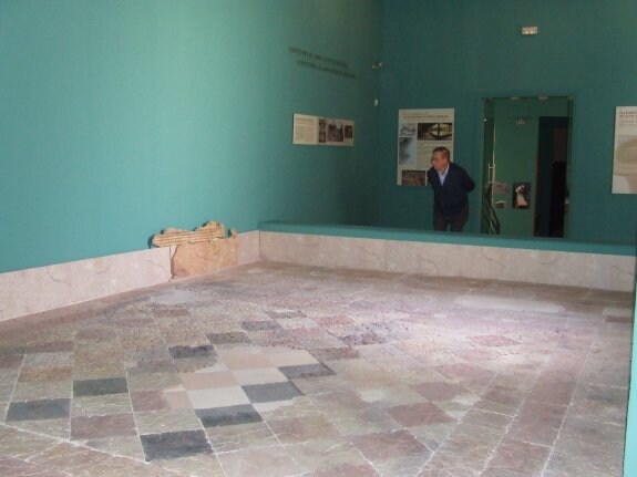 Mosaico de la habitación principal de Villa Cornelius que puede verse en el Museo l'Almodí. B. G.