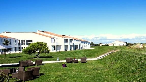 El hotel está ubicado junto a la playa. 