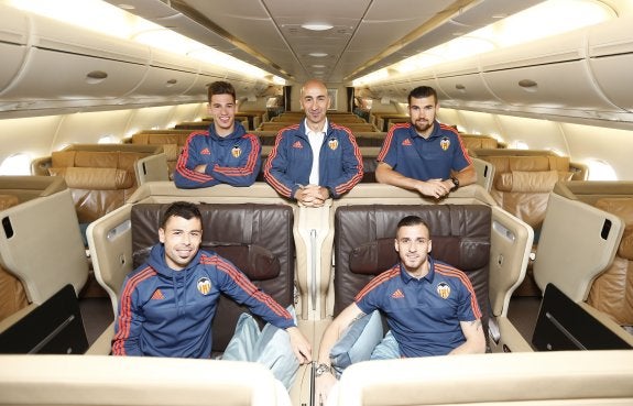 Mina, Ryan, Javi Fuego y Jaume, junto a Pako Ayestarán, ayer en el avión.