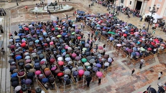 Colas en el Besamanos a la Virgen a pesar de la lluvia