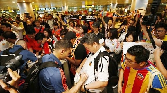 Así ha sido el caluroso recibimiento al Valencia en Singapur. 