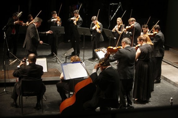 El concierto de la Orquesta Sinfónica de la Academia de la Música Valenciana se inició el miércoles con un programa de obras valencianas. :: m. molines