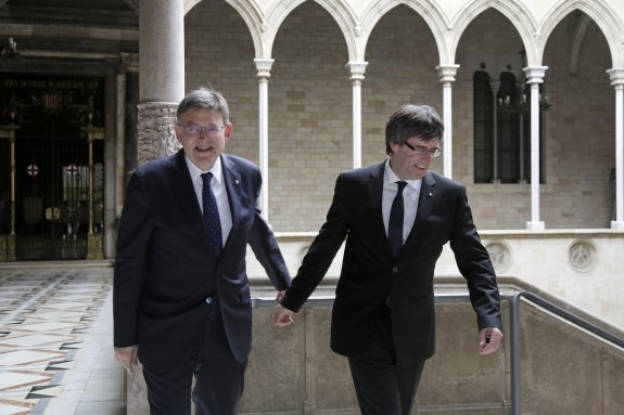 Ximo Puig y Carles Puigdemont, ayer en Barcelona. :: EFE/SUSSANA Sáez