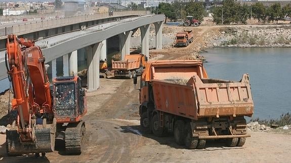 Obras de acceso a la ZAL y ampliación del puente de Nazaret, en 2006.
