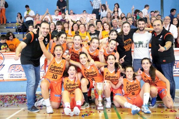 El Valencia Basket Femenino celebra el ascenso. :: fbcv