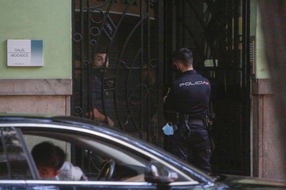 Dos policías vigilan el patio de la finca donde se descubieron los cuerpos.  :: Manuel Molines