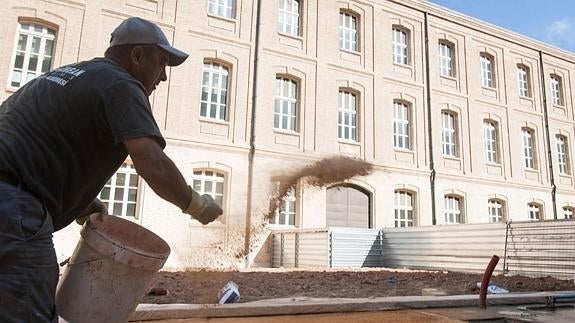 Obras de ajardinamiento del edificio de Tabacalera.