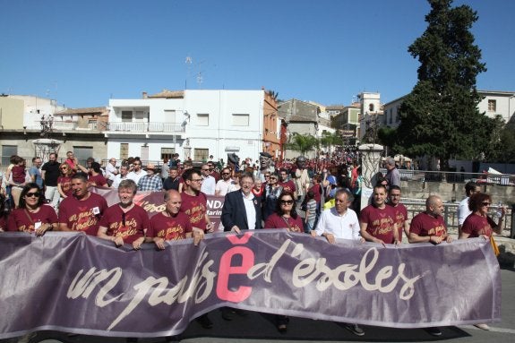 Ximo Puig, en el centro, con Miguel Soler, en las Trobades de Escola Valenciana en Ondara. :: tino calvo