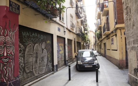 Un vehículo se dirige el lunes hacia la calle Ángel Custodio por la colocación de bolardos en Concordia. :: pablo mammana