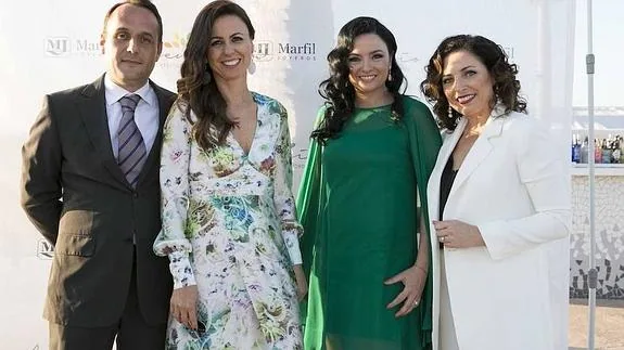 Los odontólogos José Luis Lanuza y Lucía Asensio, junto a las hermanas Begoña y Paloma Marfil.