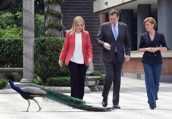 Cristina Cifuentes, Mariano Rajoy y Dolores de Cospedal. :: afp