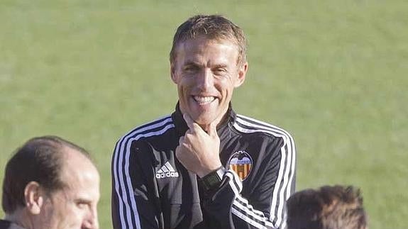 Phil Neville dejará el Valencia