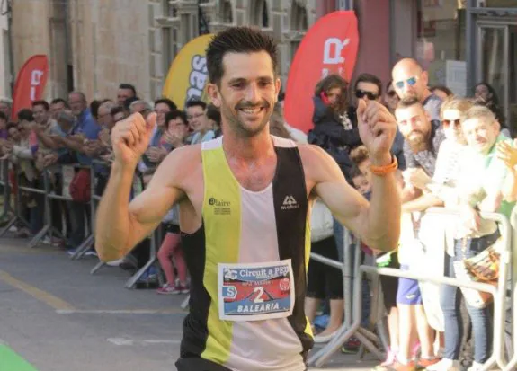 El atleta José Manuel García, del CA Llebeig Xàbia, entrando en la meta de la Cursa Popular a Pedreguer. :: Calygat