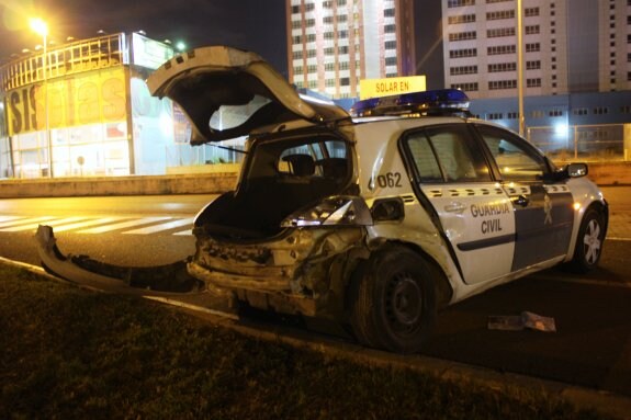 El vehículo de la Guardia Civil con daños en su parte trasera tras ser embestido con uno de los coches robados. :: toni blasco