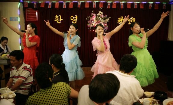 Camareras norcoreanas cantan en un restaurante de ese país en China.  :: reuters