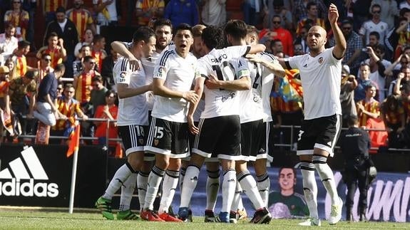 Los jugadores del Valencia celebran un gol en Mestalla.