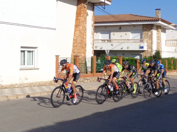Los ciclistas de Gandia corren en Villamalea. :: lp