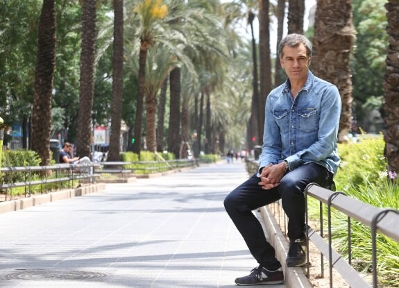 El actor y político Toni Cantó, en los jardines de la avenida Antiguo Reino de Valencia. :: juan j. monzó