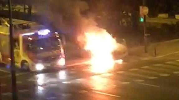 Un coche en llamas en plena avenida de Aragón