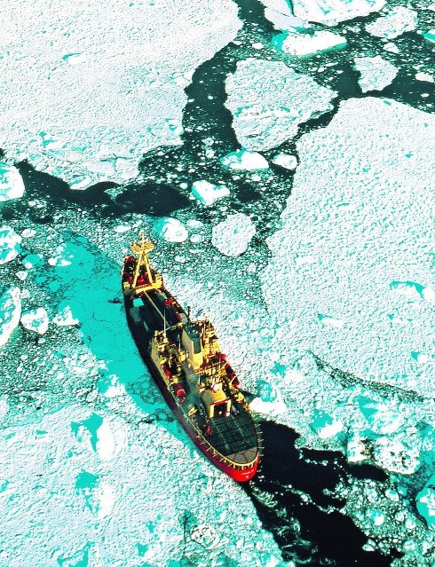 Un rompehielos de la Armada chilena acaba de llevarse 200 toneladas de basura de las bases científicas, los únicos habitantes del continente blanco. :: efe