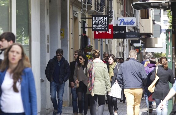 Varias tiendas en una calle comercial. :: damián torres