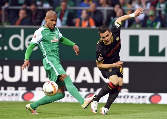 Kostic, a la derecha, centra en un partido con el Stuttgart alemán. :: lp