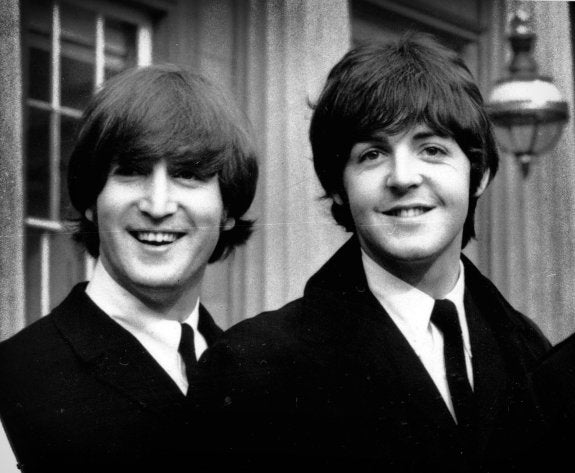 Juntos. Lennon y McCartney, durante la visita de los Beatles al palacio de Buckingham, en octubre de 1965. :: 