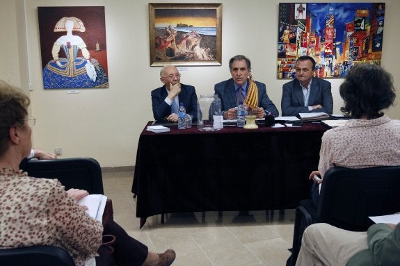 El decano Federico Martínez Roda, en el centro de la mesa durante un acto de RACV. :: irene marsilla