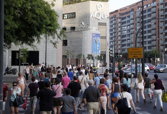 Clientes en las proximidades de un centro comercial de la ciudad de Valencia. :: irene marsilla