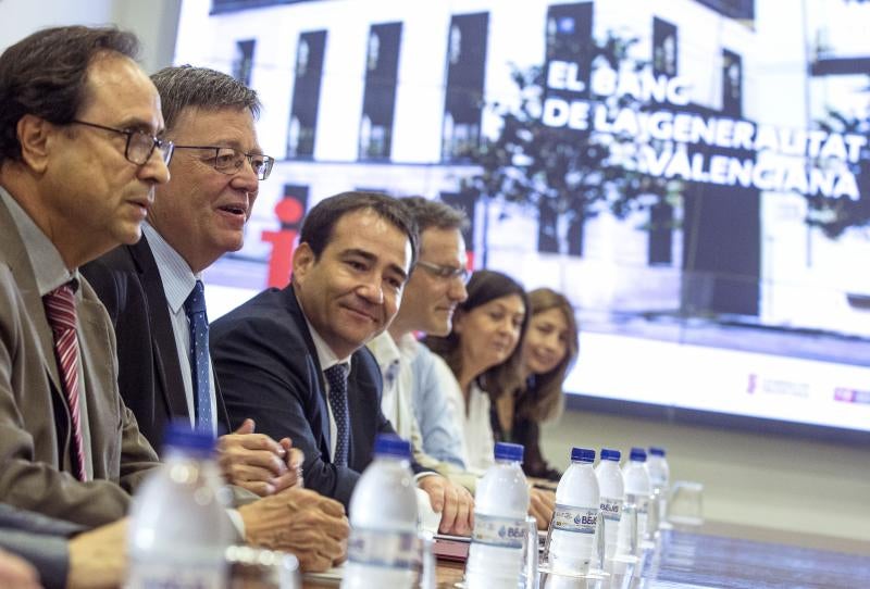 El president de la Generalitat, Ximo Puig (2º izqda), preside la reunión con el IVF, que presenta las líneas de crédito que suponen el inicio de la actividad del banco público de la Generalitat.