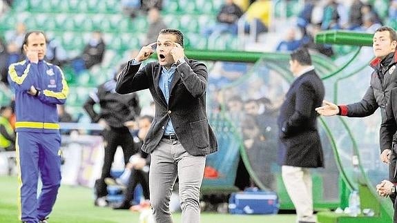 Rubén Baraja dirigiendo un partido del Elche de la presente campaña. 