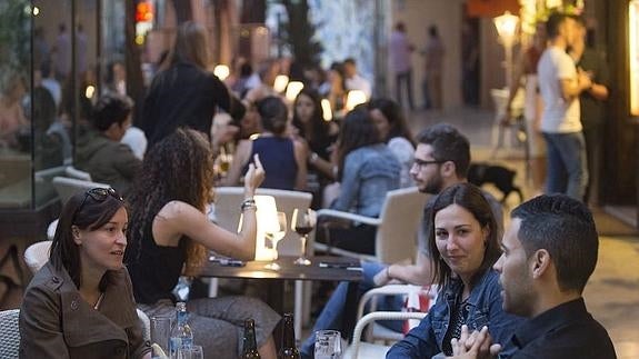 Denunciados 94 locales en Valencia por no cumplir con los horarios ni las terrazas