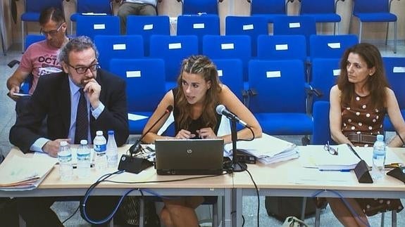 magen del monitor de la sala de prensa de los tres funcionarios de Hacienda.