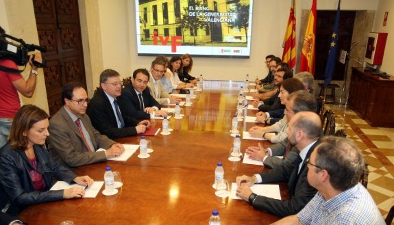 La cúpula del IVF, en la presentación del banco público de la Generalitat al presidente del Consell, Ximo Puig. :: juanjo monzó