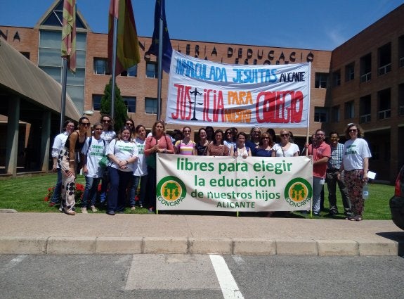 Los padres, en la entrada de la Conselleria de Educación. :: lp