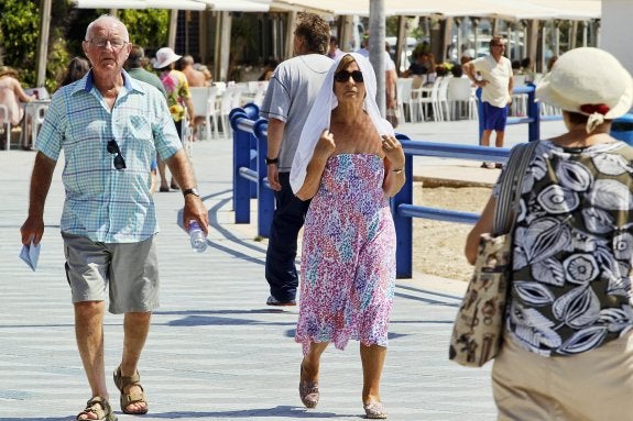 Turistas ingleses pasean por Alicante. :: j.p.reina