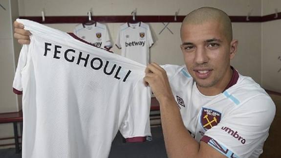 El ex jugador del Valencia CF Sofiane Feghouli con una camiseta del West Ham.