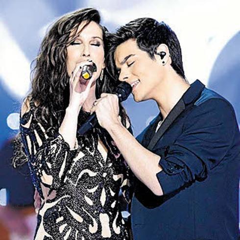 Abraham Mateo, cantando con Malú.