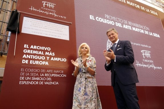 Hortensia Herrero, con el traje dedicado al suelo de la Fama, junto a Vicente Genovés. :: irene marsilla